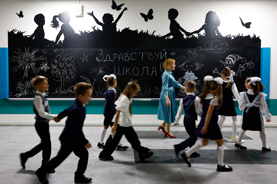 С военным оркестром и под «Катюшу»: в Калининграде открыли самую большую школу