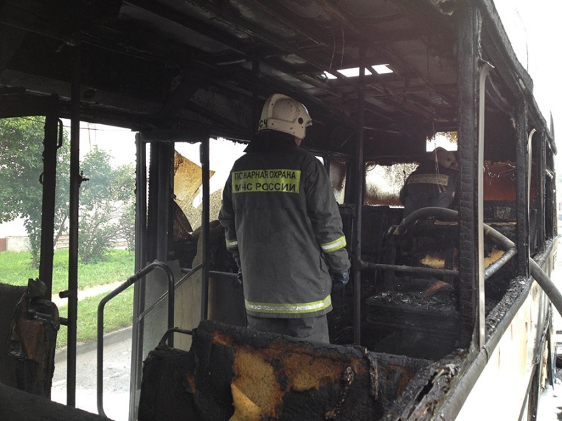 В Калининграде на Московском проспекте горит рейсовый автобус