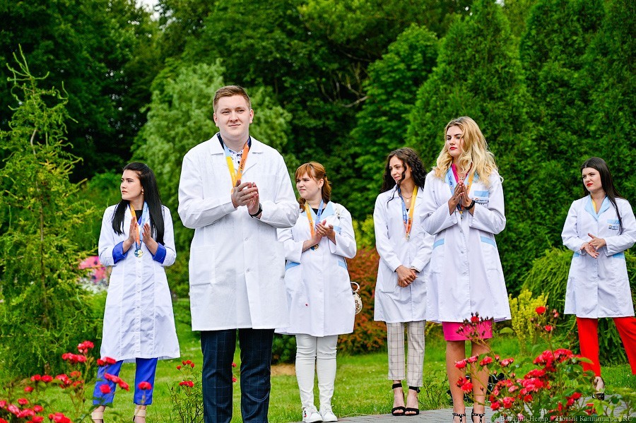 Как проходит вручение дипломов выпускникам БФУ в Ботаническом саду (фото)