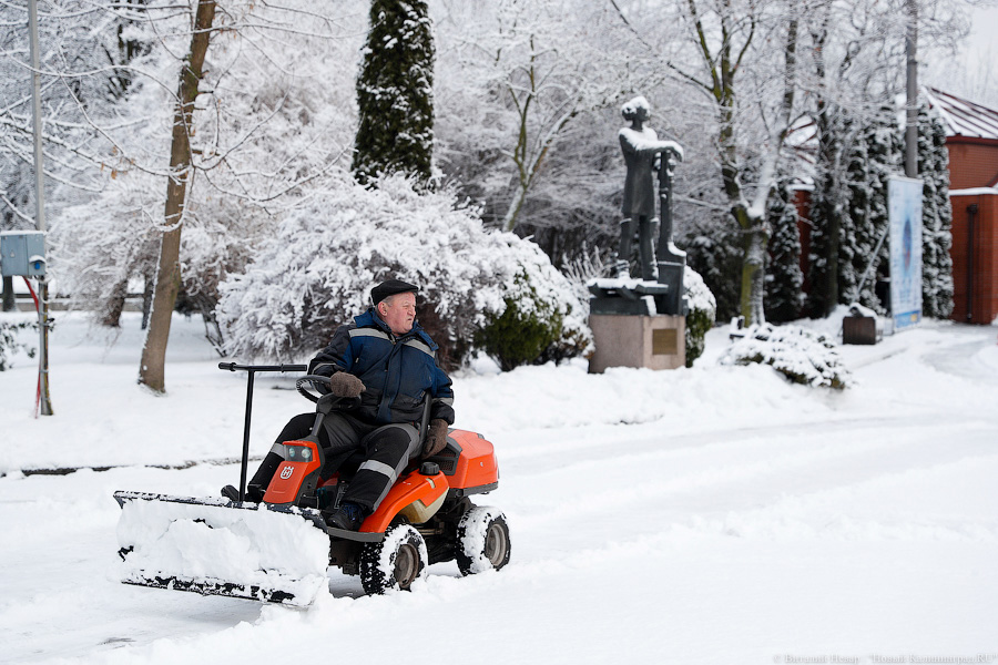 В Калининграде коммунальщики снова стали убирать снег с тротуаров тракторами