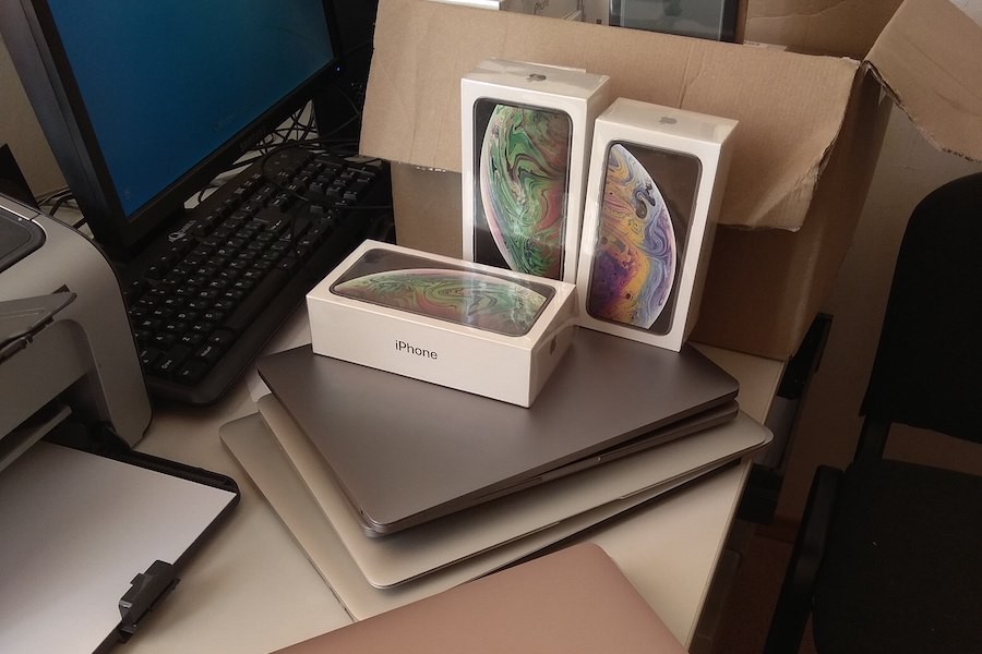 Калининградские таможенники изъяли у литовца 22 новых iPhone и 7 ноутбуков Apple
