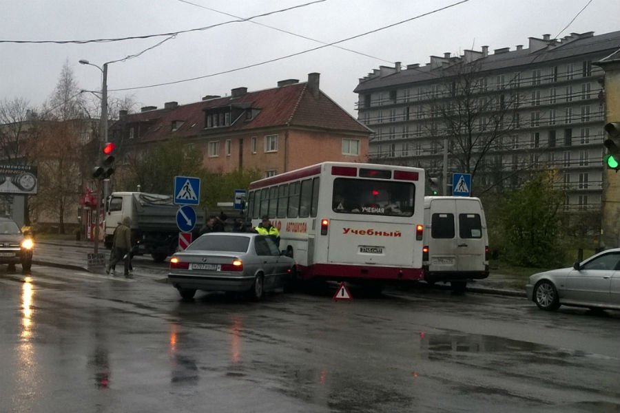 На Гагарина «БМВ» врезался в учебный автобус (фото)