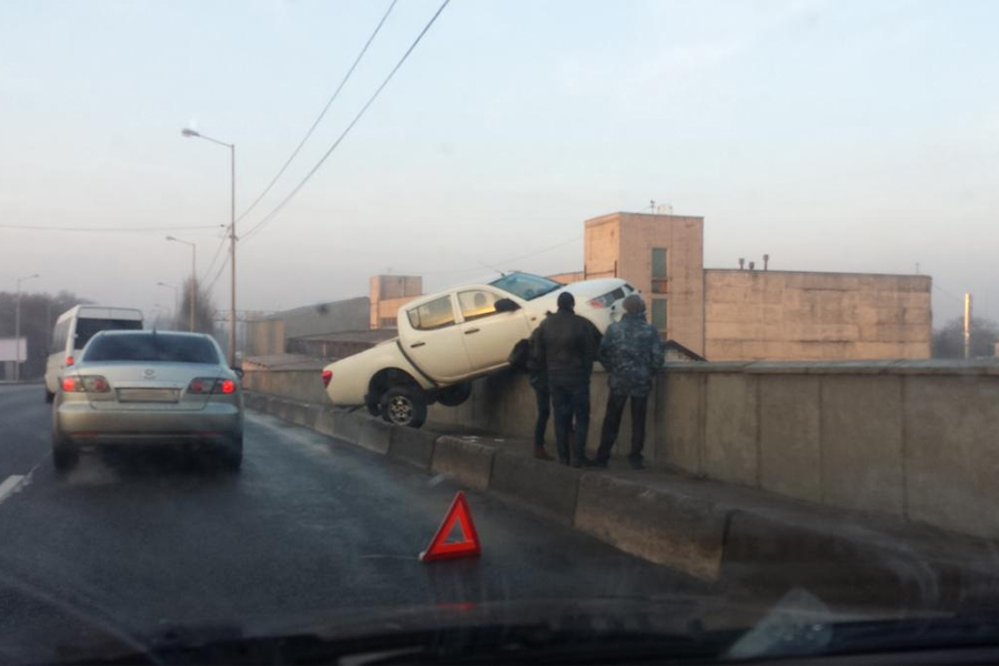 На Невского пикап едва не вылетел с моста, водители винят во всем гололед (фото)