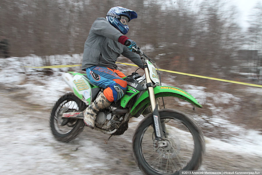 «Пингвиньи гонки»: фоторепортаж с зимнего мотокросса
