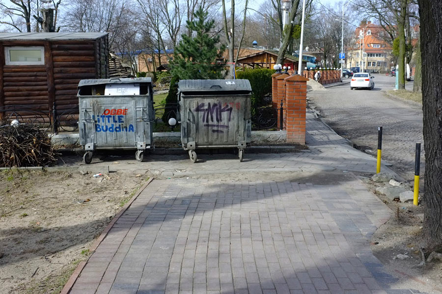 «Могила плитки»: набережная Верхнего озера после зимы