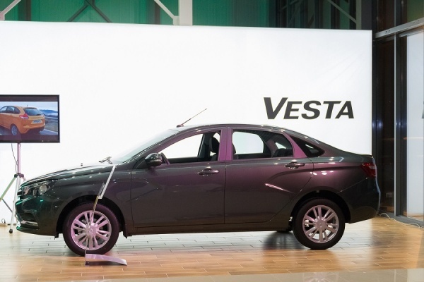 «Задача — быть доступными»: в Калининграде открылся дилерский центр LADA