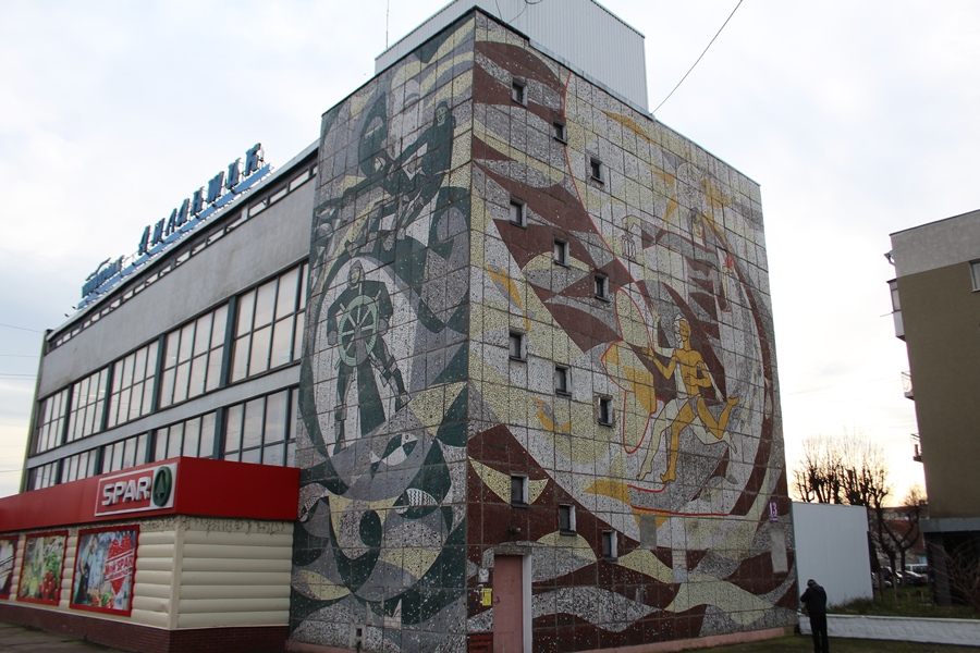 «Панели рушатся на голову»: волонтеры — о критическом состоянии мозаики в Светлом