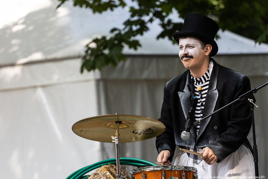 Это просто цирк какой-то: фестиваль «Башня» запустил уличную программу на «Балтике» (фото)