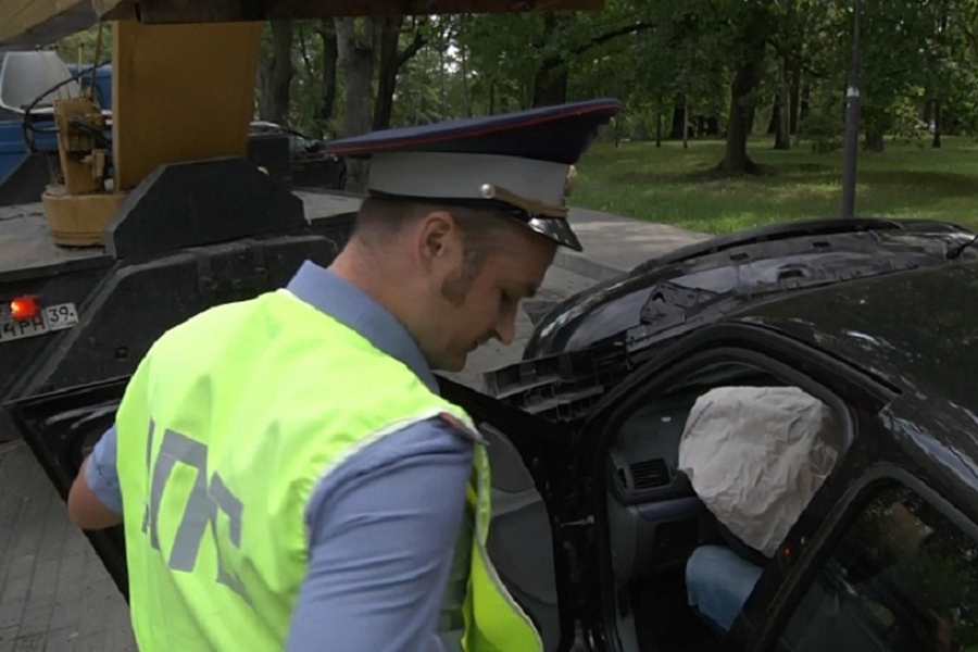 В Калининграде на ул. Гаражной «Рено» врезалось в припаркованную автовышку (фото)