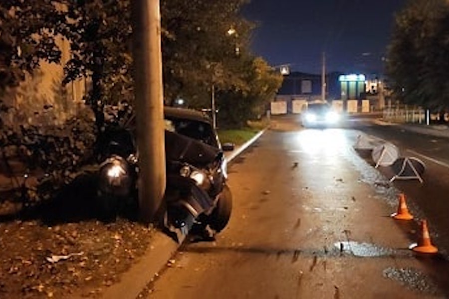Пьяный водитель «БМВ» врезался в столб (фото)