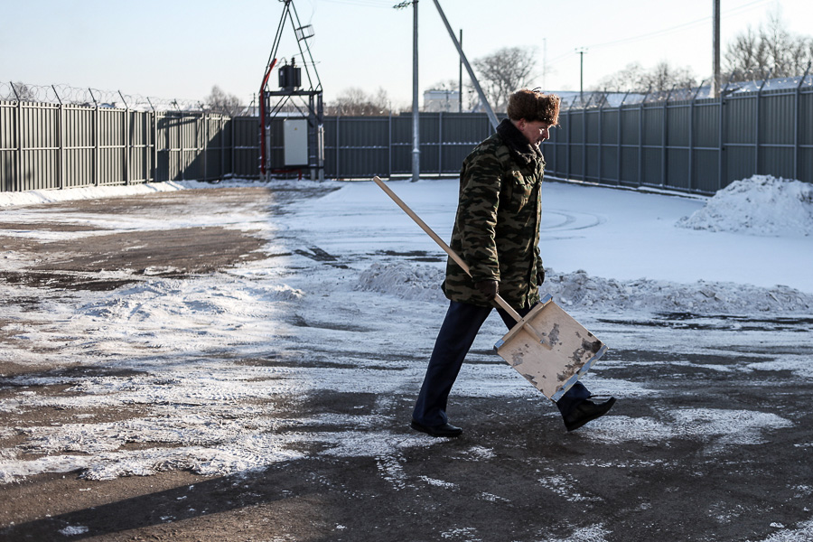 Уют за колючей проволокой: что ждет иностранцев, попавших в миграционный центр