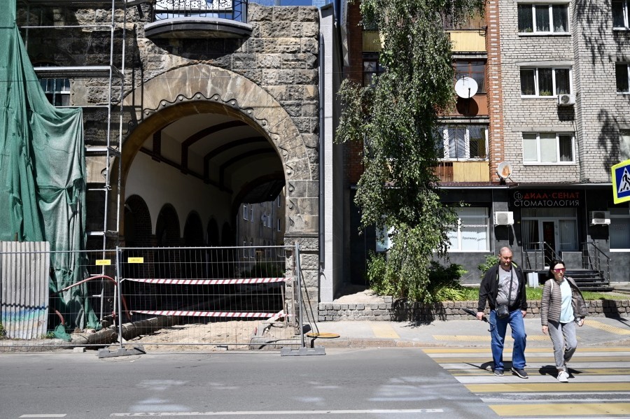 Строители открыли другую часть фасада «Кройц-аптеки» (фото)