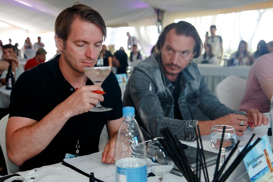 Море, поэзия, коктейли: в Калининграде выбрали обладателя «Янтарного шейкера»