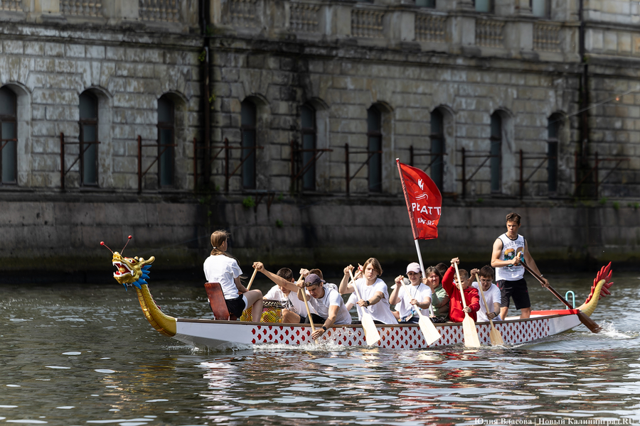 Царевны и богатыри на сапах: как в Калининграде прошёл костюмированный заплыв (фото)