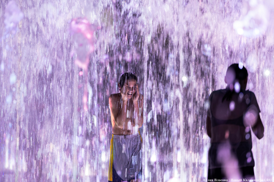 Огни, вода и гимн России: как работает «поющий» фонтан у Кёнигсбергской биржи (фото)