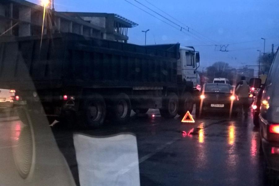 На Московском проспекте из-за тройного ДТП образовалась большая пробка (фото)