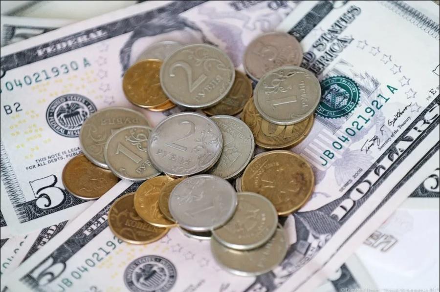 Доллар дороже 100 рублей: официальный курс российской валюты вновь резко упал