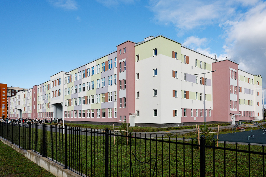 С военным оркестром и под «Катюшу»: в Калининграде открыли самую большую школу