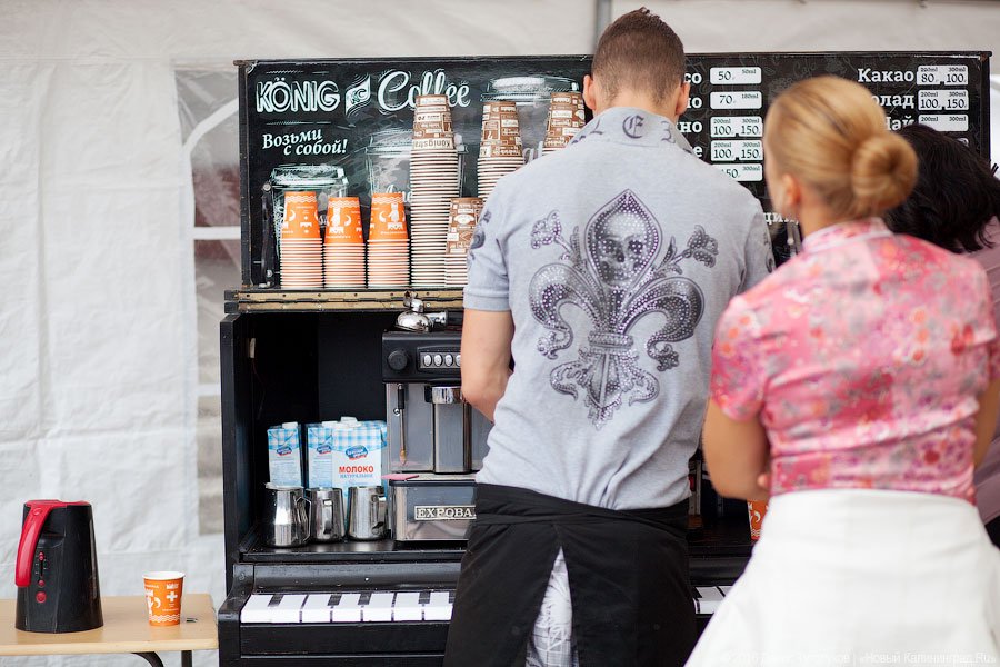 Голодные улицы: чем кормили калининградцев на День города