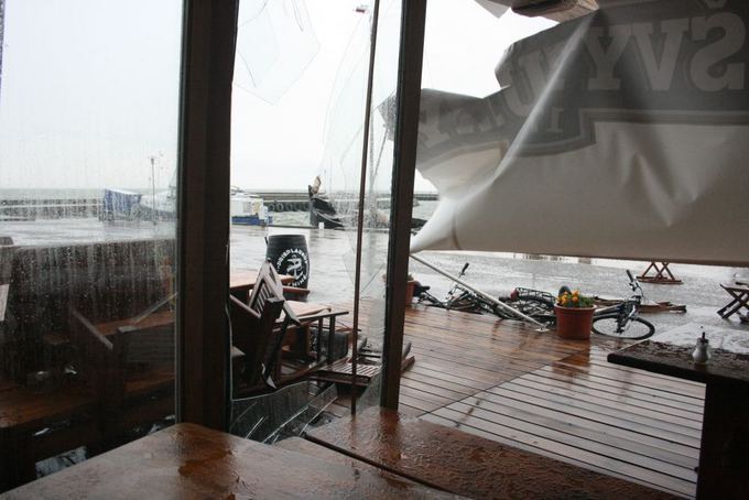 Шторм в Литве: на пляже Ниды ветер поднял в воздух коляску с ребенком (фото)