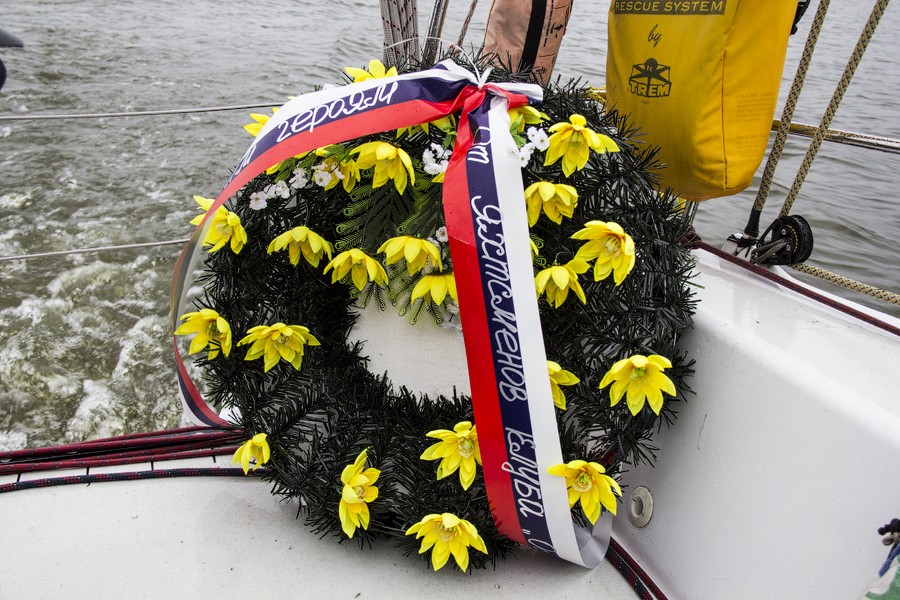 Венки на воде: калининградские яхтсмены почтили память погибших моряков