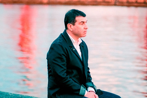 4 сентября Евгений Гришковец представит спектакль «Прощание с бумагой»