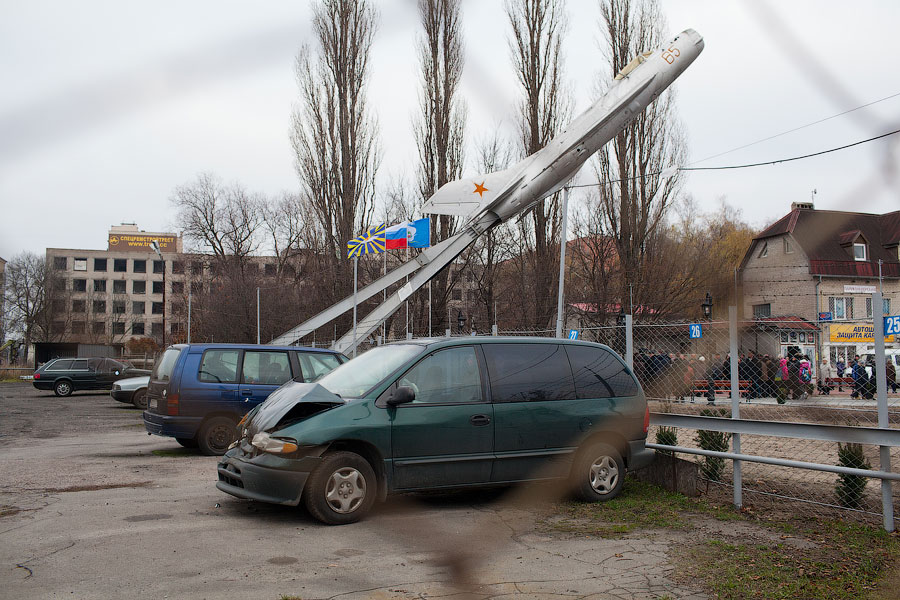 На ветру: как прошло торжественное открытие наполовину готового сквера