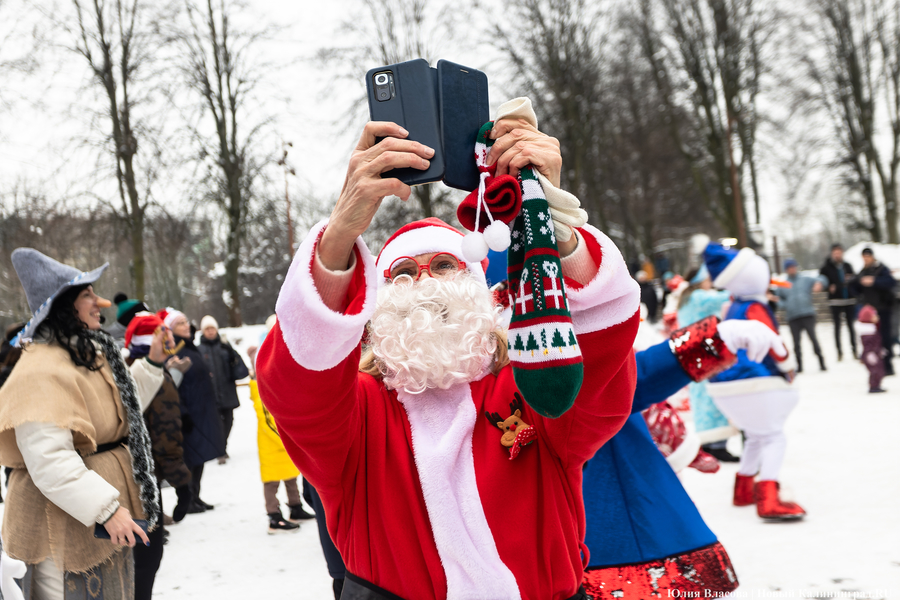 Цвет настроения — красный: на острове Канта прошёл благотворительный забег Дедов Морозов