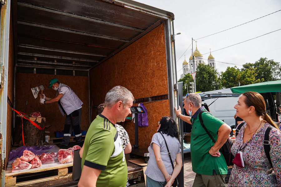 Базар-вокзал: как проходит сельхозярмарка на площади Победы в Калининграде