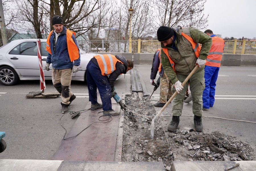 «Надоело „хыдыщкаться“ по стыкам»: на Киевской начался ремонт «оранжевого» моста (фото)