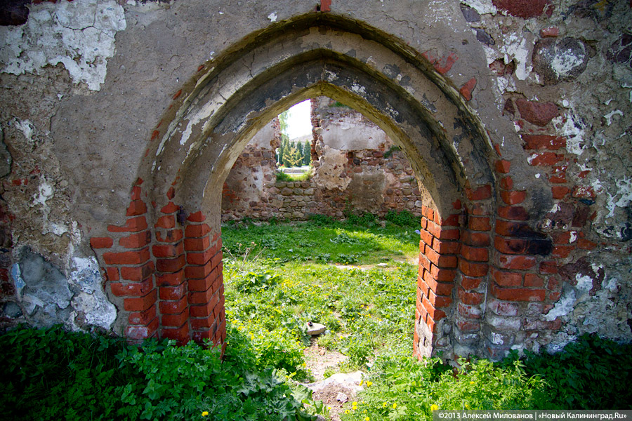 «Приезжайте позже»: территория переданной РПЦ кирхи в Романово превратилась в поселковую свалку