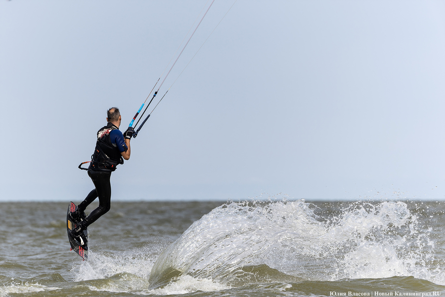 По воде против ветра: на Куршском заливе соревновались под кайтом и с крылом (фото)
