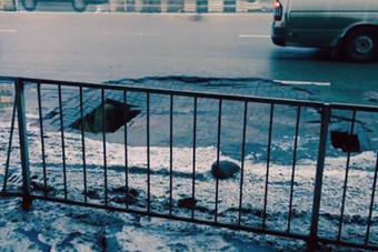 На месте январского прорыва трубы на Ленинском проспекте провалился асфальт (фото)