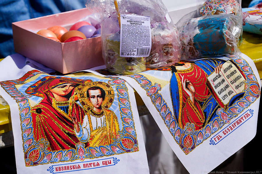 Пёстрые дары: фоторепортаж с освящения пасхальных блюд у храма Христа Спасителя