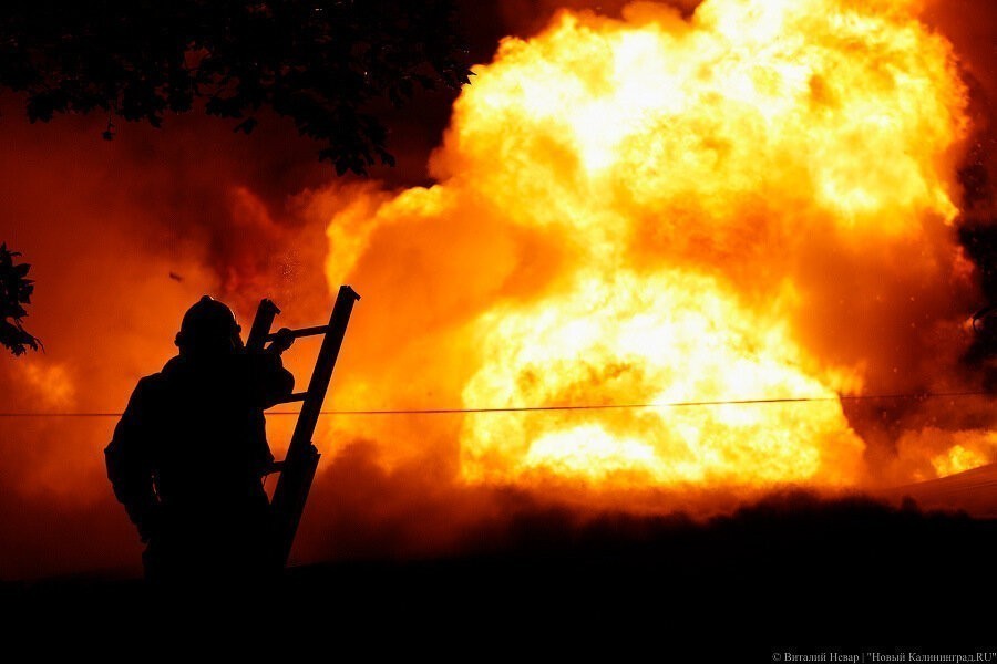 В Советске горит лакокрасочное производство, огнем охвачено более 800 кв. м (видео)