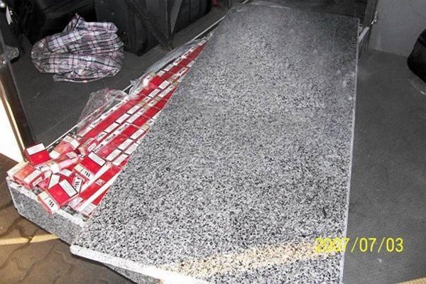 В надгробии и между вафлями: тайники сигаретных контрабандистов Польши (+фото)