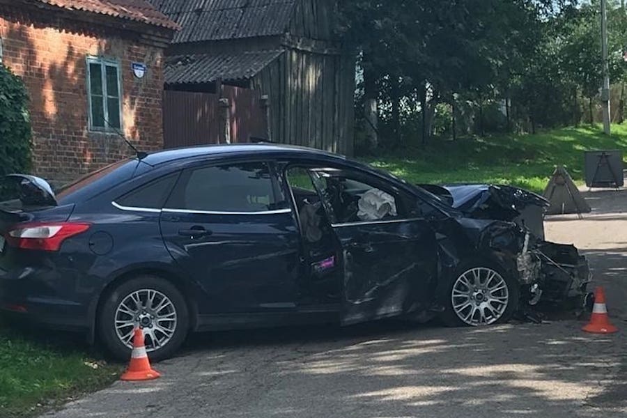 Под Озерском пьяный водитель «Форда» врезался в дерево, пострадала пассажирка (фото)