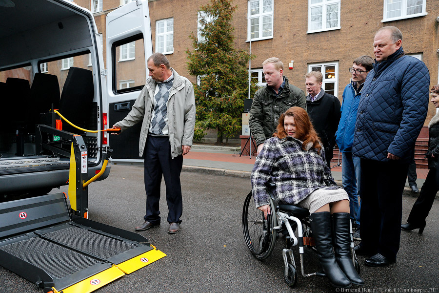 «Мерседесы» для особенных людей: инвалиды области получили социальные авто