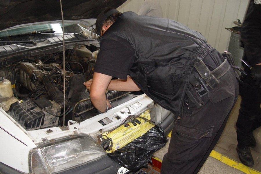 В Безледах служебная собака обнаружила у калининградца 2 тыс пачек сигарет (фото)