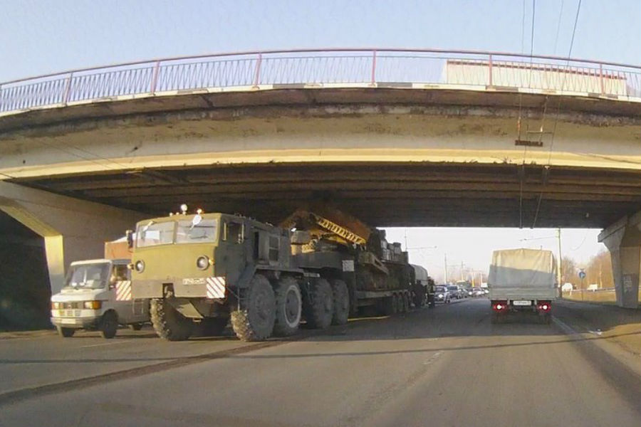 Очевидцы: в Калининграде под мостом «застряла» военная техника (фото)