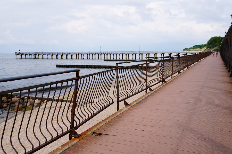 Ржавое настоящее: как выглядит променад рядом с госрезиденцией в Пионерском