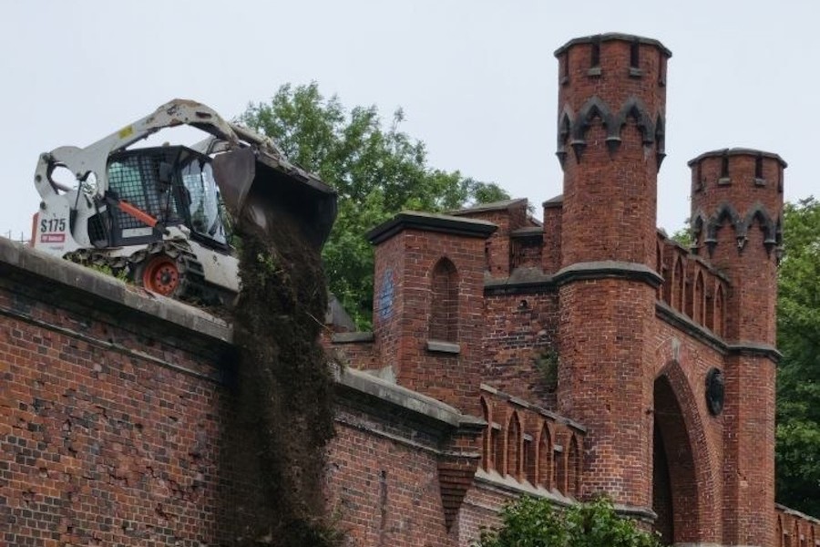 В Музее янтаря объяснили, зачем на башню Дона загнали бобкэт (фото)
