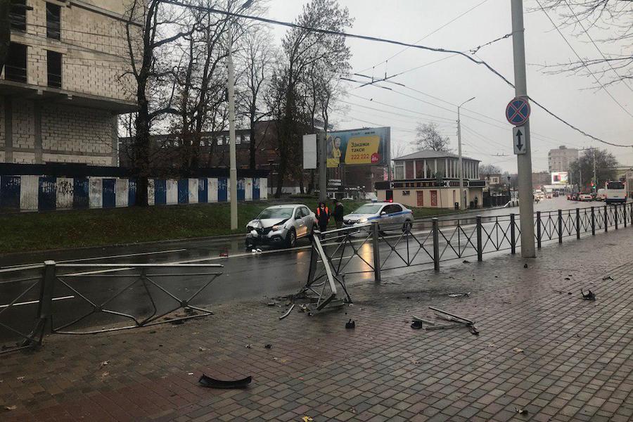 «Неудачно перестроилась»: на Горького «Рено» снес пешеходное ограждение (фото)