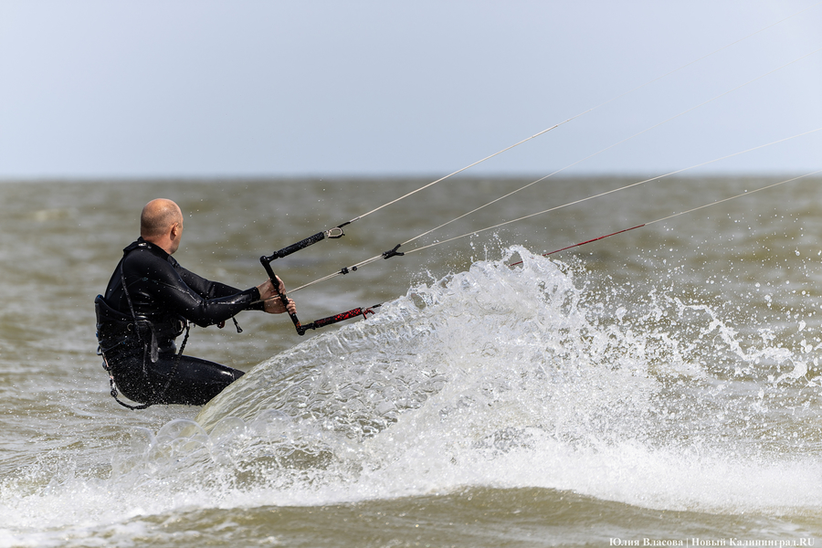 По воде против ветра: на Куршском заливе соревновались под кайтом и с крылом (фото)