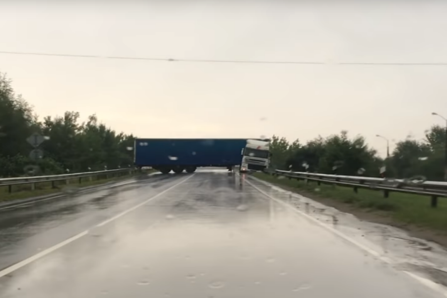 В Калининграде фура перегородила Окружную (видео)