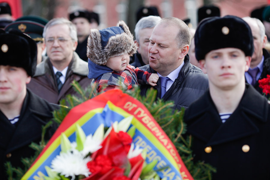 «И снова победа»: возложение венков и цветов на мемориале 1200 воинам-гвардейцам 