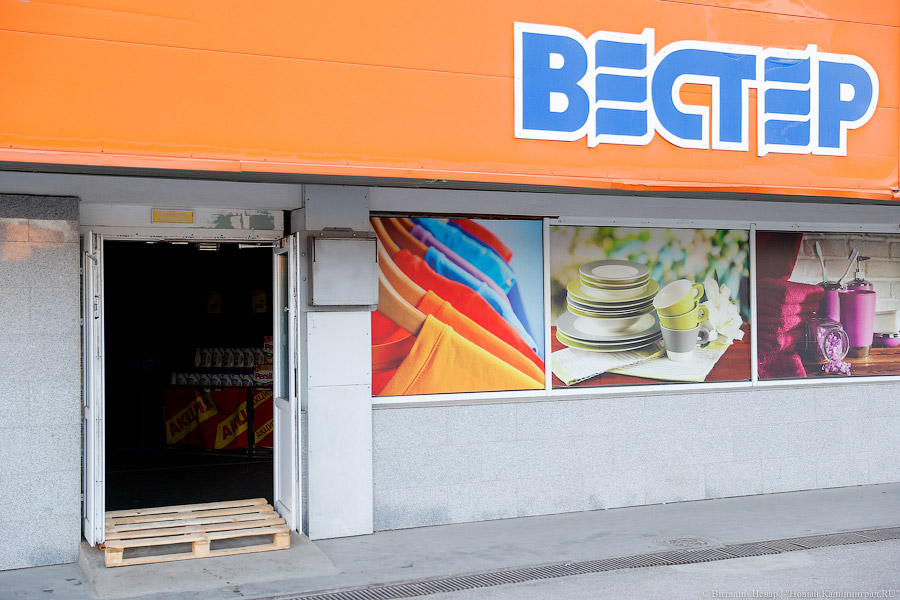 Цветы, гарь и копоть: пепелище пожара в торговом центре Калининграда (фото)