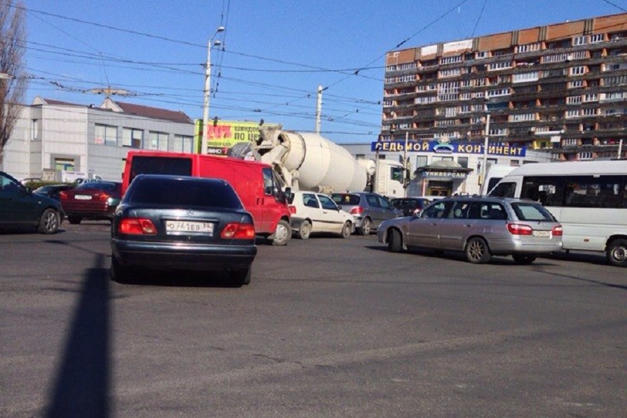 В центре Калининграда иномарка столкнулась с бетономешалкой (фото)