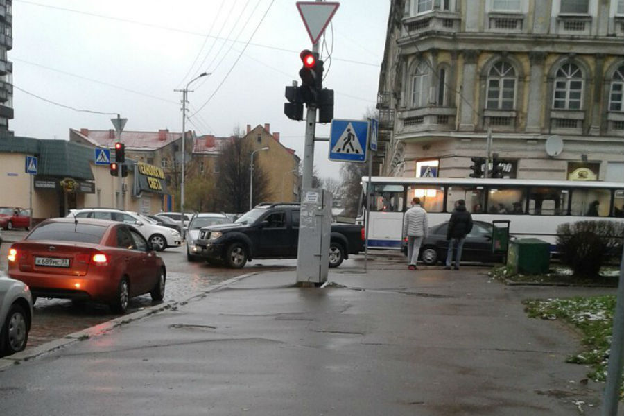 Движение по улице Фрунзе затруднено из-за аварии (фото)