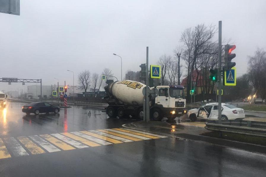 Против водителя бетономешалки возбудили дело за ДТП с двумя пострадавшими